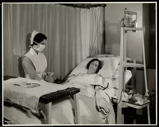 Maszkos nővér egy beteggel a Sloane Medical Hospital egyik szobájában, Broadway és 168th Street, New York, 1932 (ezüst zselatin nyomat)